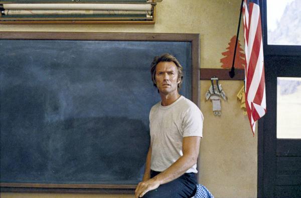 Bild 1 von 13: Der Bankräuber Thunderbolt (Clint Eastwood) hat die alte Schule wieder gefunden, in der eine halbe Million Dollar Beute versteckt liegt.