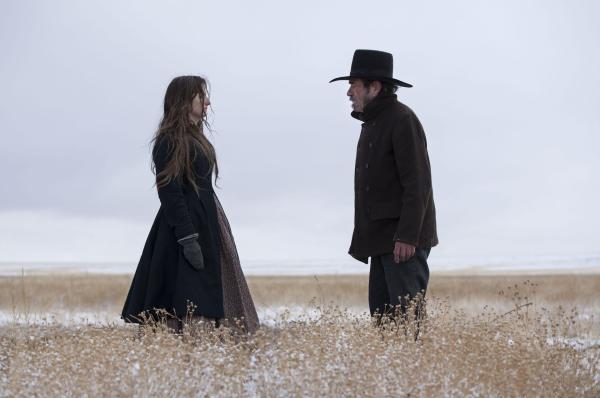 Bild 1 von 4: Arabella Sours (Grace Gummer, l.); George Briggs (Tommy Lee Jones, r.)