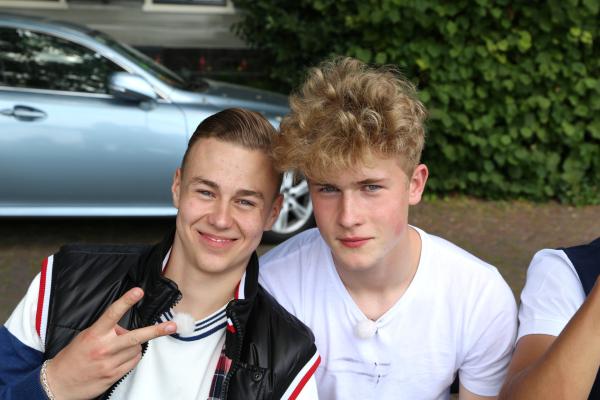 Bild 1 von 4: Alex und Mark gönnen sich eine kurze Pause nach dem Einkaufen im Supermarkt.