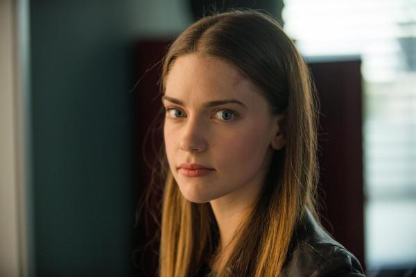 Bild 1 von 23: Hat es BKA-Mitarbeiterin Julia Weigert (Laura Berlin) etwa auch auf Einsteins Forschung abgesehen? Schließlich ist er ihrem Vater und Drogenfahnder Marc Weigert ein Dorn im Auge, seit dieser von Einsteins Beratertätigkeit für die Kripo Bochum weiß ...