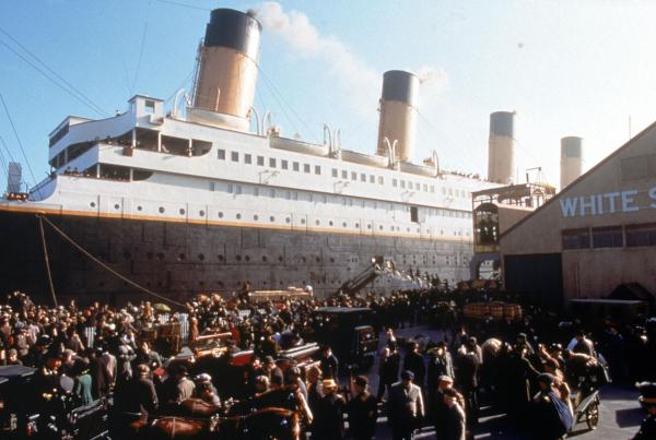 Bild 1 von 17: 1912: In Southampton, England geht die Titanic auf ihre Jungfernfahrt in Richtung New York. Zu den Passagieren gehören neben der aus der gehobenen Gesellschaftsschicht stammenden Rose DeWitt Bukater auch Jack Dawson und sein Freund Fabrizio, die dritter Klasse reisen. Auf dieser Fahrt wird sich das Schicksal von Rose und Jack untrennbar miteinander verbinden ...