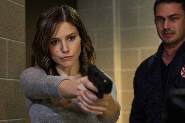 Bild 1 von 11: Sophia Bush as Det. Lindsay, Taylor Kinney as Kelly Severide -- (Photo by: Elizabeth Morris/NBC)