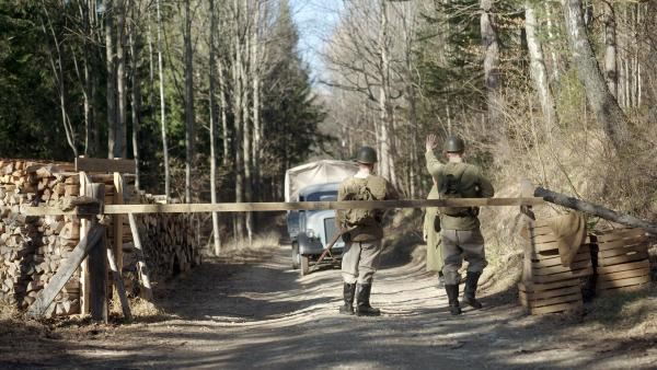 Bild 1 von 11: Im Bild: Wagenkontrolle bei Militärposten.
