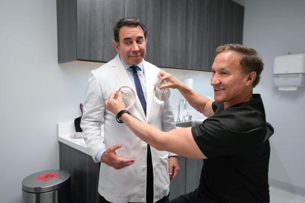 Bild 1 von 4: Paul Nassif (l.); Terry Dubrow (r.)