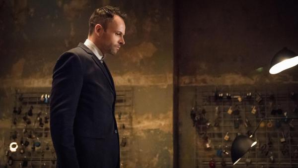 Bild 1 von 16: Als Holmes (Jonny Lee Miller) Joan Watson nicht erreichen kann, denkt er zunächst, dass sie mit seinem Bruder Mycroft zusammen ist und nicht ans Telefon geht - doch die Wahrheit ist viel schlimmer ...