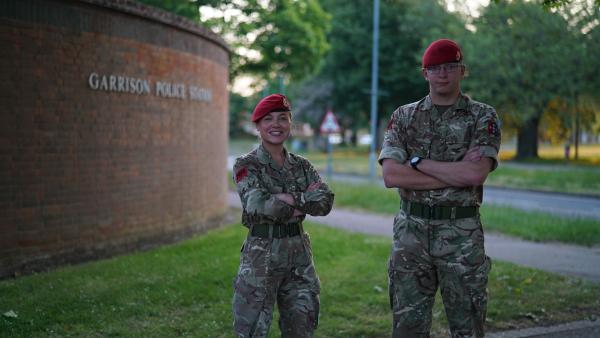 Bild 1 von 4: Die Royal Military Police achtet außerhalb des MCTC darauf, dass die Soldaten nicht über die Stränge schlagen.