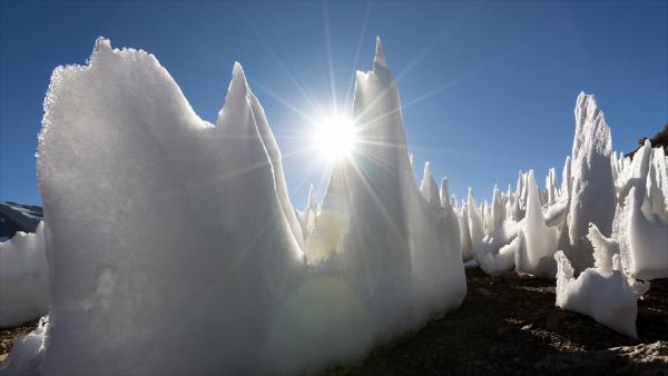 Bild 1 von 15: In einer der trockensten Regionen der Welt finden sich ungewöhnliche Eisformationen, von den Einheimischen Penitentes oder Büßereis genannt. Die Form des Eises erinnert an die weißen Kapuzen der sogenannten Büßermönche in Osterprozessionen.