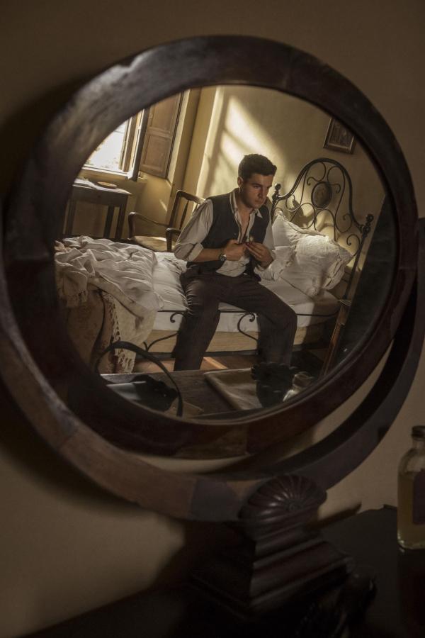 Bild 1 von 7: Yossarian (Christopher Abbott)