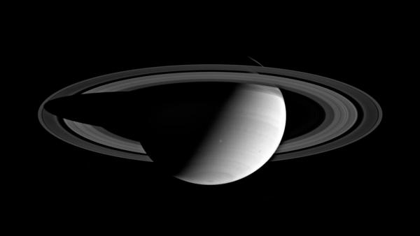 Bild 1 von 2: Diese Darstellung zeigt den Gasplaneten Saturn, der von der Sonne gut 1,43 Milliarden Kilometer entfernt ist. Die beiden Riesen, Saturn und Jupiter, haben die Entwicklungsgeschichte unseres Sonnensystems maßgeblich bestimmt.