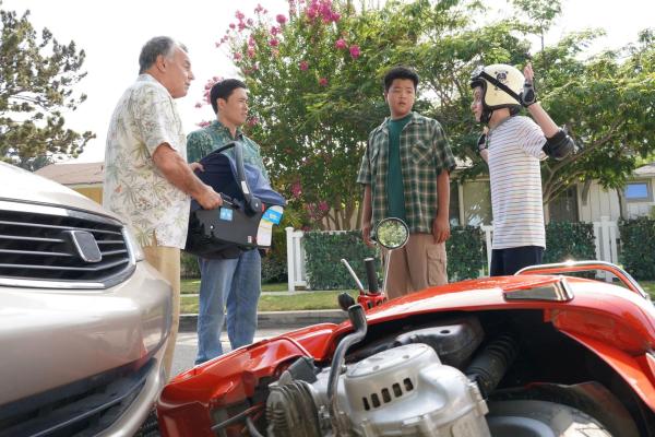 Bild 1 von 18: (v.l.n.r.) Marvin (Ray Wise); Louis Huang (Randall Park); Eddie Huang (Hudson Yang); Brian (Dash Williams)