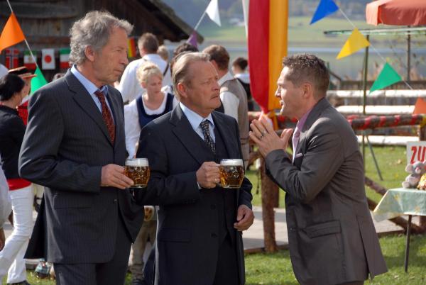 Bild 1 von 15: Im Bild: Anleger Kant (Hartmut Becker), Anleger Berner (Fritz von Friedl), Kurt Groth (Udo Schenk),