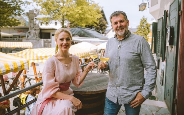 Bild 1 von 16: Im Bild: Silvia Schneider, Peter Fischer auf dem Wochenmarkt in St. Johann in Tirol.