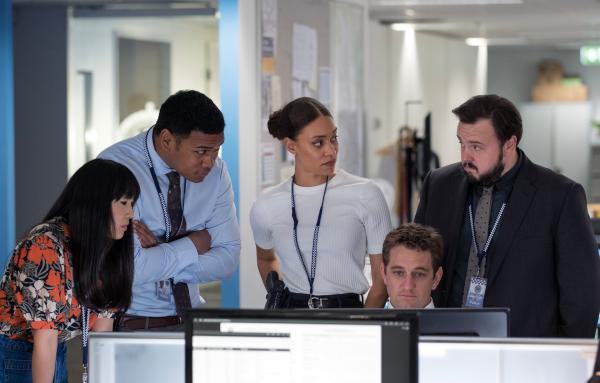 Bild 1 von 10: Von links: PC Cindy Yoo (Cassandra Sorrell), DC Paea Leniu (Chris Alosio), DS Meg Driscoll (Kirsty Sturgess), DC Lachie Hooper (Dylan Hare) und DS Max Drummond (John Bradley): sie sehen sich die Bilder an, die auf dem beschlagnahmten Handy von Oscar zu finden sind.