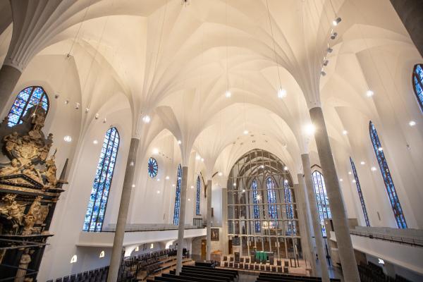 Bild 1 von 2: Innenraum der evangelischen Kirche St. Martin in Kassel