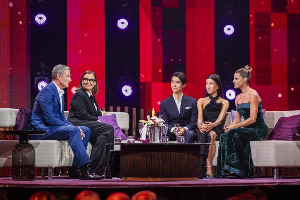 Bild 1 von 9: Von links: John Jürgens und Jenny Jürgens (die Kinder von Udo Jürgens), Dennis Jürgens und Jasmin Jürgens (die Enkelkinder von Udo Jürgens) und Moderatorin Michelle Hunziker.