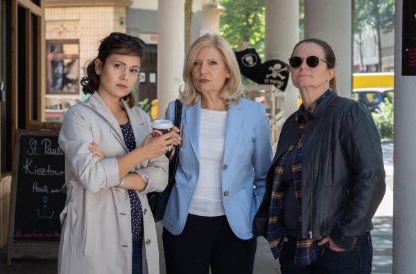 Bild 1 von 8: (v.l.n.r.) Yasmin Meckel (Sophie Dal); Isabel von Brede (Sabine Postel); Gudrun Wohlers (Katrin Pollitt)