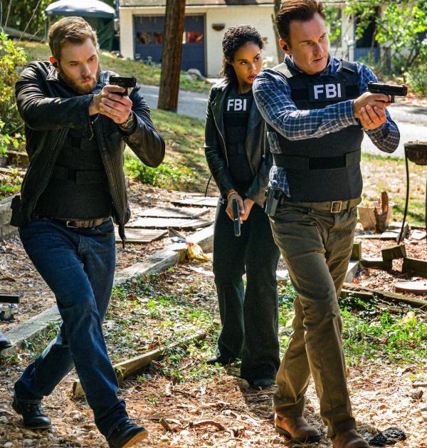 Bild 1 von 12: (v.l.n.r.) Kenny Crosby (Kellan Lutz); Sheryll Barnes (Roxy Sternberg); Jess LaCroix (Julian McMahon)