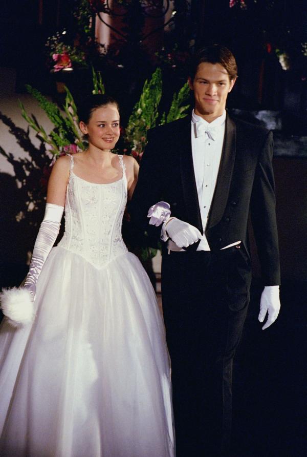 Bild 1 von 15: Ihrer Großmutter zuliebe nimmt Rory (Alexis Bledel, l.) zusammen mit Dean (Jared Padalecki, r.) am Debütantinnenball teil, um in die feine Gesellschaft aufgenommen zu werden. Doch dafür muss auch ihr Vater anreisen, um sie vorzustellen ...