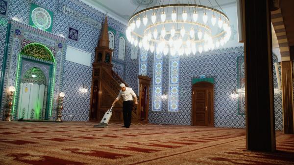 Bild 1 von 110: Im Bild: Tim Seyfi (Imam Yussuf).