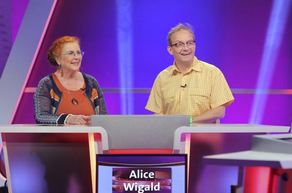 Bild 1 von 2: v.li.: Alice Hoffmann und Wigald Boning.