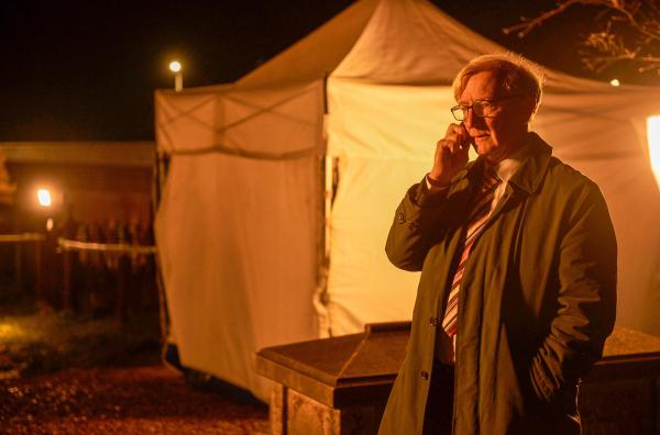 Bild 1 von 5: Phil (Steffan Rhodri) bereitet sich auf den Plan B vor: den zweiten Verdächtigen Willoughby.