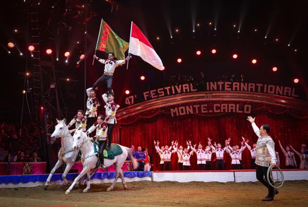 Bild 1 von 3: Einmal im Jahr treffen sich auf Einladung von Prinzessin Stéphanie von Monaco, Schirmherrin des Festivals, Top-Artist:innen aus aller Welt, um vor einer Fachjury und einem großen Publikum ihr Können zu zeigen, in der Hoffnung, einen der begehrten Clown-Auszeichnungen zu gewinnen: Akrobatik, nervenaufreibende Nummern am Trapez oder auf dem Hochseil sowie Clownerie erwarten das Zirkuspublikum.