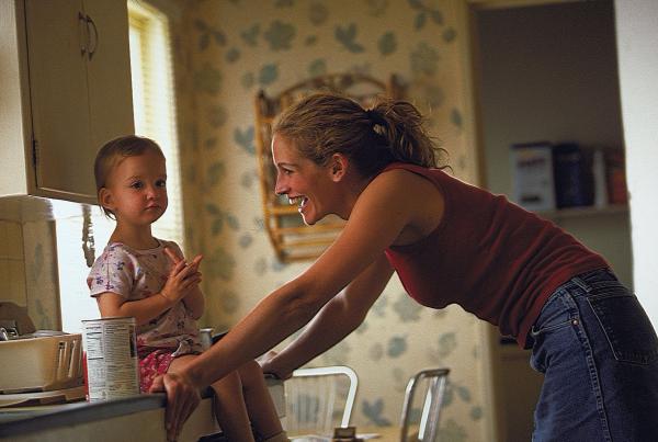 Bild 1 von 18: Die alleinerziehende Mutter Erin Brockovich (Julia Roberts, r.) kämpft in einer Kleinstadt für Gerechtigkeit ...