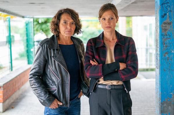 Bild 1 von 2: Lena Odenthal (Ulrike Folkerts) und Johanna Stern (Lisa Bitter) bei den Ermittlungen zu ihrem aktuellen Fall, dem Tod eines Schülers.