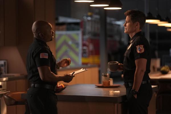 Bild 1 von 12: Paul Strickland (Brian Michael Smith, l.); Owen Strand (Rob Lowe, r.)