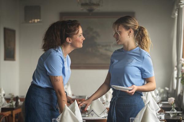 Bild 1 von 6: Nikki (Sannah Nedergård, l.) und Anna (Ping Monn Enge, r.) arbeiten zusammen im Restaurant auf Sandhamn.