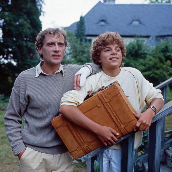 Bild 1 von 1: Oliver (Josef Gröbmayr, r.) kann nicht aufhören, auf der Geige zu spielen. Dadurch bringt er nicht nur seinen Vater (Robert Atzorn, l.), sondern auch alle anderen Menschen um sich herum in immer größere Gefahr. Nun soll Oliver versprechen, die Geige nie wieder anzurühren.