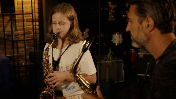 Bild 1 von 3: Die Serbische Big Band hat zugesagt, dass Kika mitspielen darf. Nun muss sie fleißig üben, denn der Termin kommt überraschend kurzfristig und das Konzert soll sogar aufgezeichnet werden.