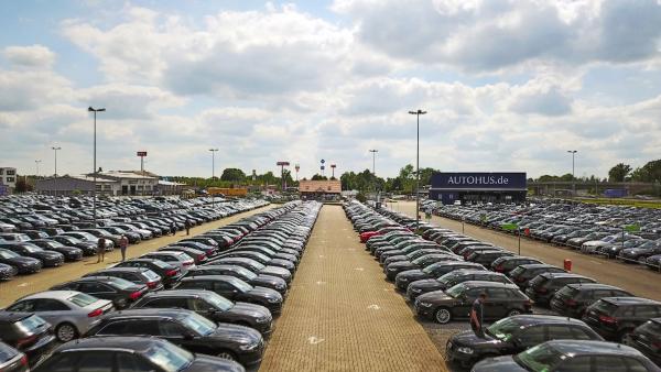 Bild 1 von 3: Hier werden Kunden mit Autos zu Tiefstpreisen gelockt.