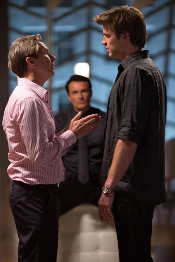 Bild 1 von 18: Nicholas Wyatt (Gary Oldman, l.) erpresst seinen Ex-Angestellten Adam Cassidy (Liam Hemsworth, r.) mit einem unmoralischen, aber sehr verlockendem Angebot ...