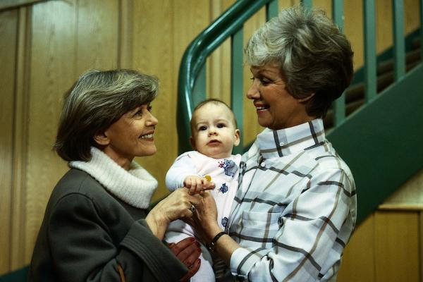 Bild 1 von 2: Unerwarteter Besuch: Gräfin von Strelenau (Gisela Peltzer, l.) weilt für einige Tage in Berlin und möchte sich um Klein-Katharina kümmern. Hannelore Wichert (Maria Sebaldt, r.) ist das nicht so recht.