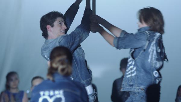 Bild 1 von 5: Von links: Janus (Jacob Ottensten) und Albert (Albert Rudbeck Lindhardt) kämpfen.