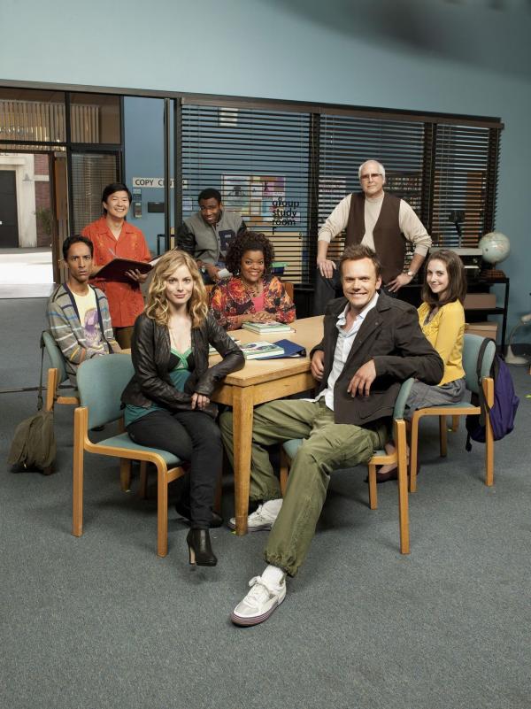 Bild 1 von 21: (1. Staffel) - Community - Eine ganz besondere Lerngruppe: Jeff Winger (Joel McHale, 3.v.r.), Britta Perry (Gillian Jacobs, 3.v.l.), Pierce Hawthorne (Chevy Chase, 2.v.r.), Senor Chang (Ken Jeong, 2.v.l.), Shirley Bennett (Yvette Nicole Brown, 4.v.r.), Abed Nadir (Danny Pudi, l.), Troy Barnes (Donald Glover, 4.v.l.) und Annie Edison (Alison Brie, r.) ...