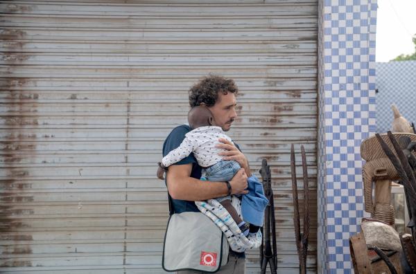 Bild 1 von 5: Der Beginn einer Familie: Als Thibaut (Jean Le Peltier) den neugeborenen Gabriel von seiner Mutter verlassen vorfindet, adoptiert er ihn, ohne zu zögern.