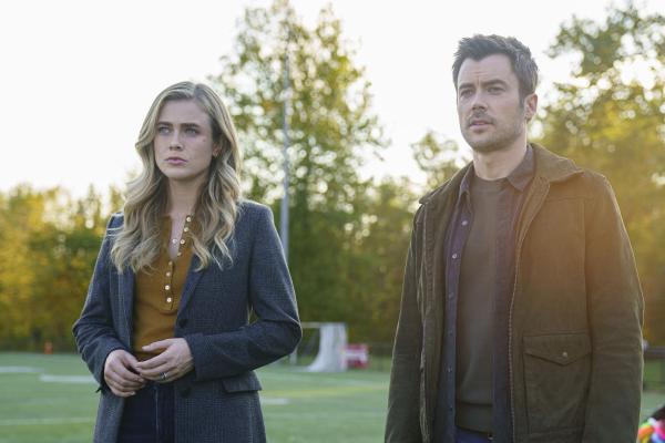 Bild 1 von 4: Michaela Stone (Melissa Roxburgh, l.); Zeke Landon (Matt Long, r.)