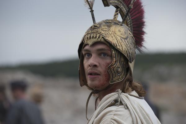 Bild 1 von 1: Alexander (David Schütter) mit seinem Markenzeichen, dem Löwenhelm. Er weist den jungen Eroberer als Nachfahre des Halbgottes Herakles aus.