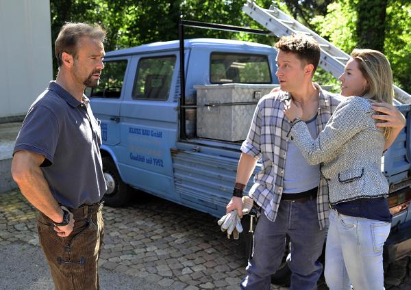 Bild 1 von 22: Wanda (Karolina Lodyga, rechts) hat ihren Cousin Marek (Adrian Topol) aus Polen zu Hilfe geholt. Das schmeckt Karlheinz (Hannes Jaenicke, links) aber gar nicht.