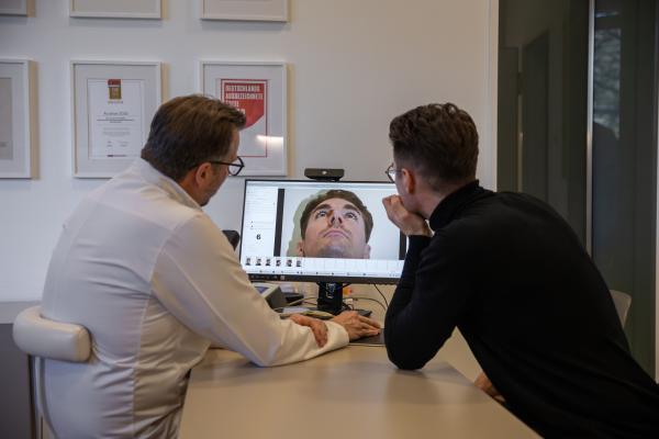 Bild 1 von 5: Nach der ersten Nasen-OP ist vor der zweiten Nasen-OP: Auf diesen Moment hat Paul (r.) hin gefiebert. Nachdem die erste Nasenkorrektur ein für ihn unerträgliches Ergebnis erzeugt hat, musste Paul ein ganzes Jahr warten, bis die Nase geheilt war. In diesem Jahr hat ihn die neue Nase auf Fotos und im Spiegel verfolgt - ein belastender Zustand, der Paul mental sehr gefordert hat. Mit Professor Riedel (l.) soll jetzt bei einer Nach-Korrektur der Nase alles besser werden. Doch der Teufel liegt im Detail - jedes noch so kleine Veränderung wird besprochen und in eine Simulation modelliert. Danach geht es in die OP.