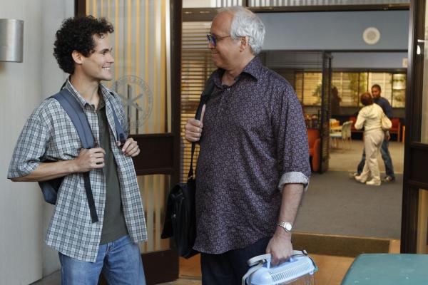 Bild 1 von 12: Für das Biologie-Projekt soll Pierce (Chevy Chase, r.) ausgerechnet mit dem unbeliebten Todd (David Neher, l.) zusammenarbeiten ...