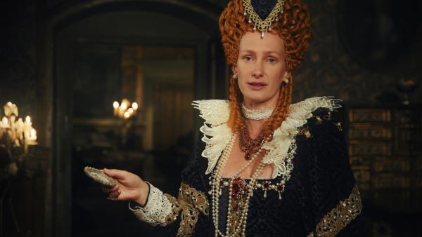 Bild 1 von 1: Laut Queen Elisabeth I., wird Maria Stuart durch das Aufwachsen in Frankreich verdorben und ist somit als Königin ungeeignet.