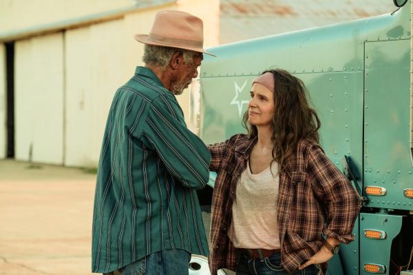 Bild 1 von 14: Gerick (Morgan Freeman) befragt Truckerin Sally (Juliette Binoche).