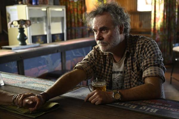 Bild 1 von 5: Hugo Drivas (Darren Gilshenan)