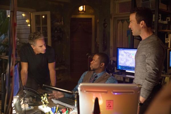 Bild 1 von 13: Wieso foltert und tötet ein hochbegabter Marinesoldat sechs Männer in einer Bar? Pride (Scott Bakula, l.), Plame (Daryl Mitchell, M.) und LaSalle (Lucas Black, r.) ermitteln ...