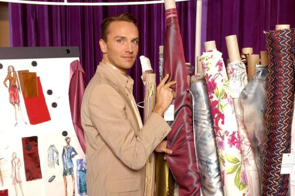 Bild 1 von 25: (2. Staffel) - Hugo Haas (Hubertus Regout), der genialische Chefdesigner der Firma, kommt aus einer chaotischen Künstlerfamilie. Nach einer Trotzphase, in der er sich dem Studium der Statistik widmete, hat Hugo eingesehen, dass seine Kreativität sein Kapital ist.