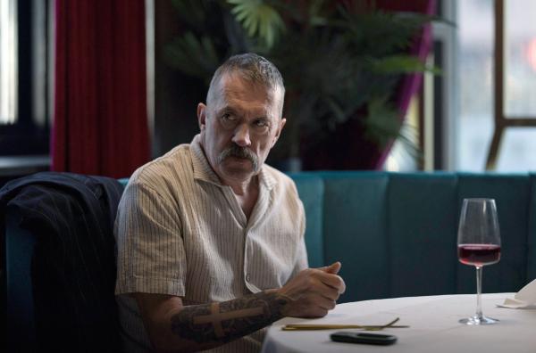 Bild 1 von 1: Der skrupellose Drogenboss Kristján (Þröstur Leó Gunnarsson) stattet Jónas und Marý einen Besuch im Restaurant ab und will wissen, warum sich die Polizei in den Motorradunfall einmischt.