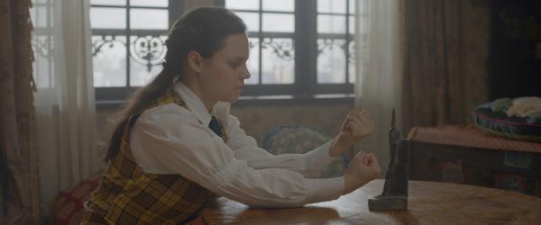 Bild 1 von 3: Die Barke von Ramses des Zweiten kommt als Leihgabe in das  Museum für seltsame Artefakte und Legenden. Aber mit ihr erreicht auch jede Menge Heka Theos Zuhause. Von links: Henrietta (Elisa Doughty), Alistair (Zweite von links Rik Young), Clive (rechts Jethro Skinner).